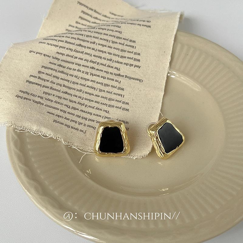 

Geometric black square ear clips, mosquito coil discs, fashionable retro oil dripping earrings, women s light luxury niche high-end stud earrings