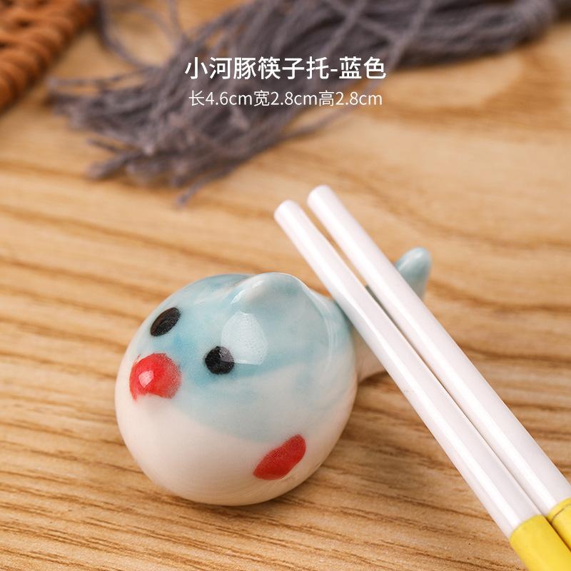 

Clown Fish Shape Chopstick Holder Home Kitchen Table Decoration Ceramic Crafts Spoon Shelf Crucian Carp Puffer Fish Tea Pet