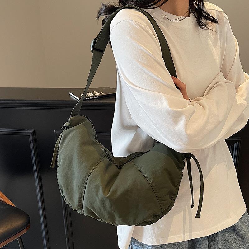 Popular simple solid color lightweight large capacity tote bag female students class commuting travel versatile messenger bag