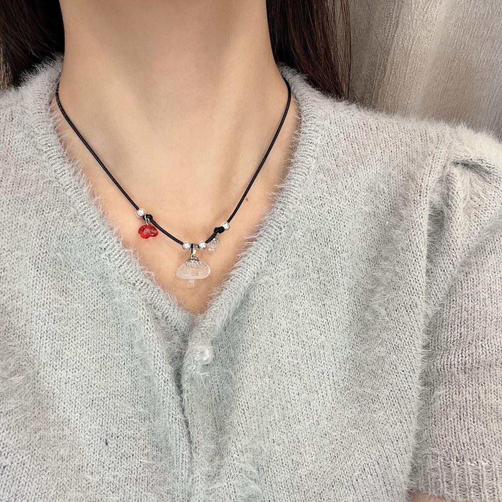 Chic Mushroom Pendant Necklace for Women - Cute, Exquisite Design, Versatile Clavicle Chain, Perfect Autumn/Winter Accessory.