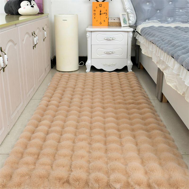 

Trendy Short Hair Thick Faux Rabbit Fur Carpet for Bedroom and Living Room - Dirt-Resistant and Plush Velvet Texture. 70x160 cm