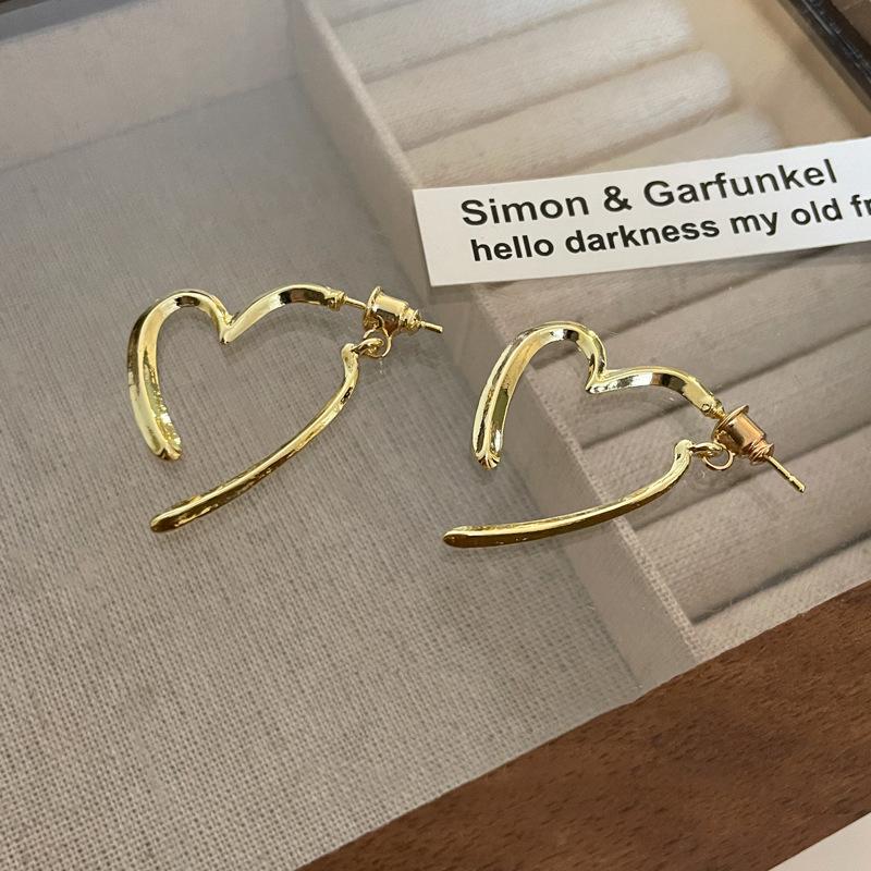 Design Sense Retro Metal Heart Earrings: Women's Summer French Style with a Hong Kong Twist - Light Luxury Ear Pins.