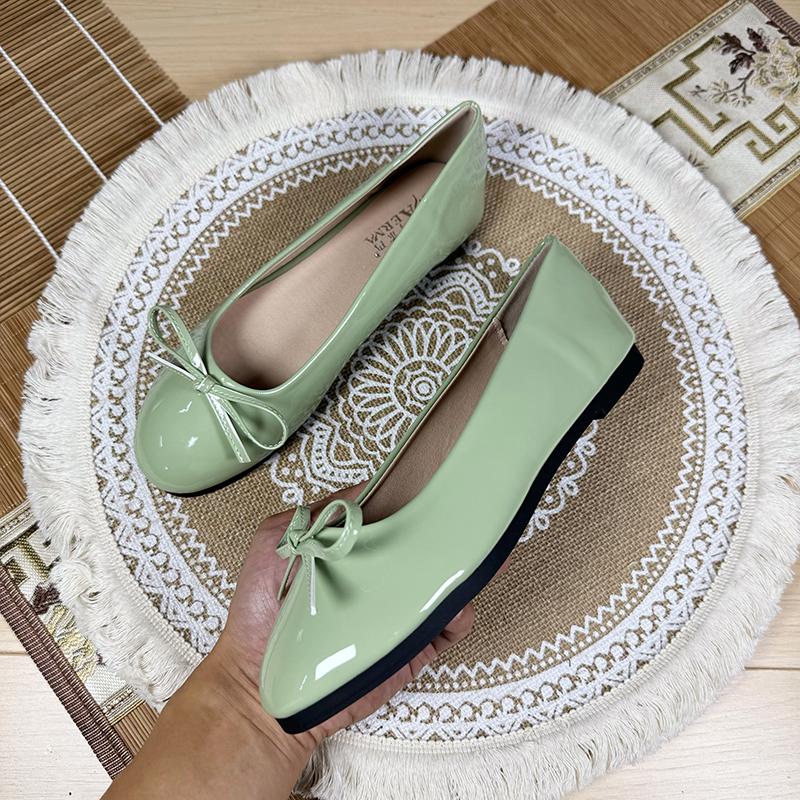 Fashion Flat Shoes Women's 2025 Spring and Autumn New Round Toe Ballet Shoes Bow Knot Shallow Retro Patent Leather Red Plus Size 43 44