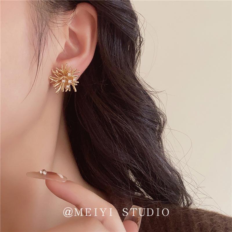 2025 Exquisite French Retro Metal Snowflake Zirconia Stud Earrings - Light Luxury Fashion Accessory