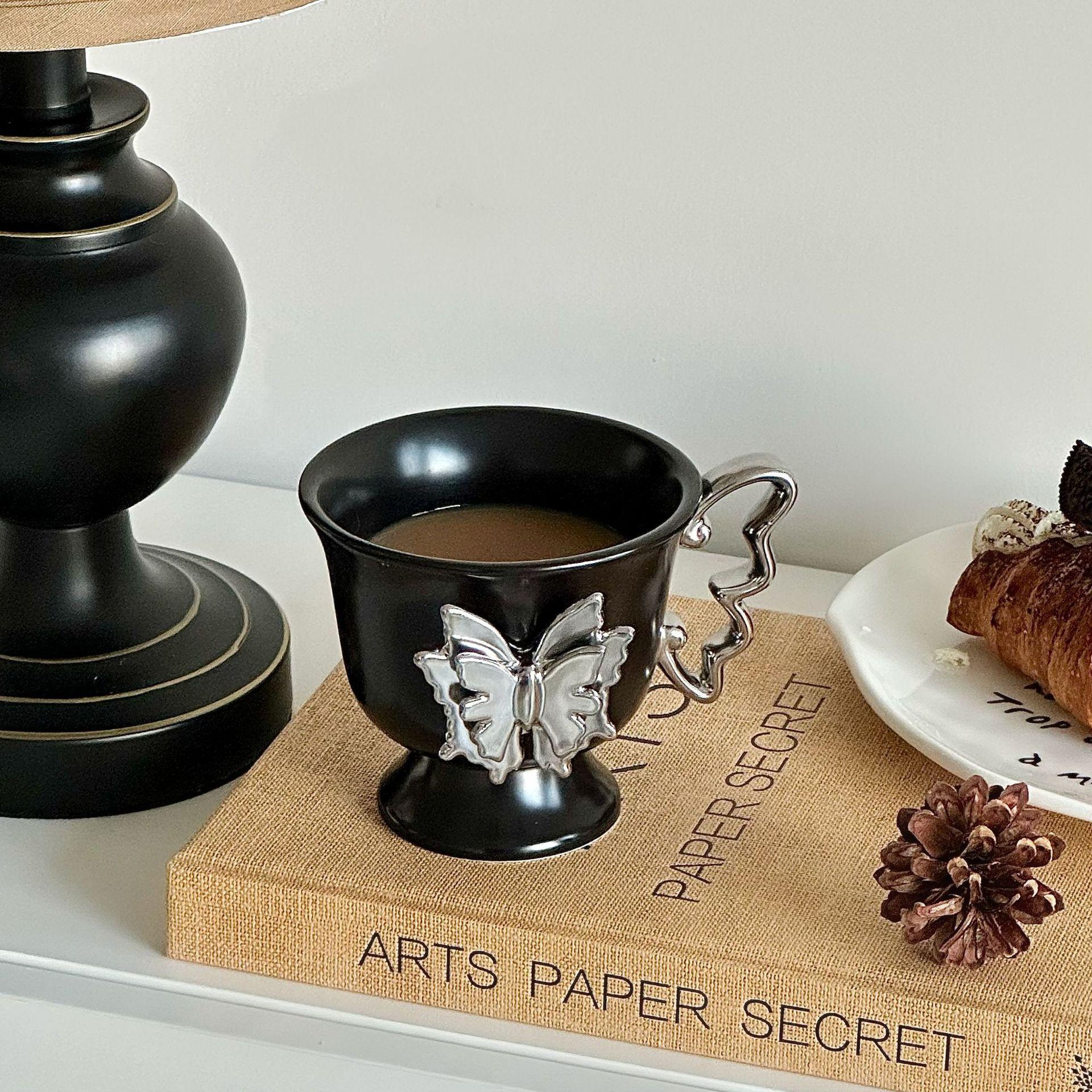 

High quality Ceramic Coffee Cups and Saucers with A High End Design Retro Mugs Afternoon Tea Cups and Water Cups As Souvenirs for Girls 210ML