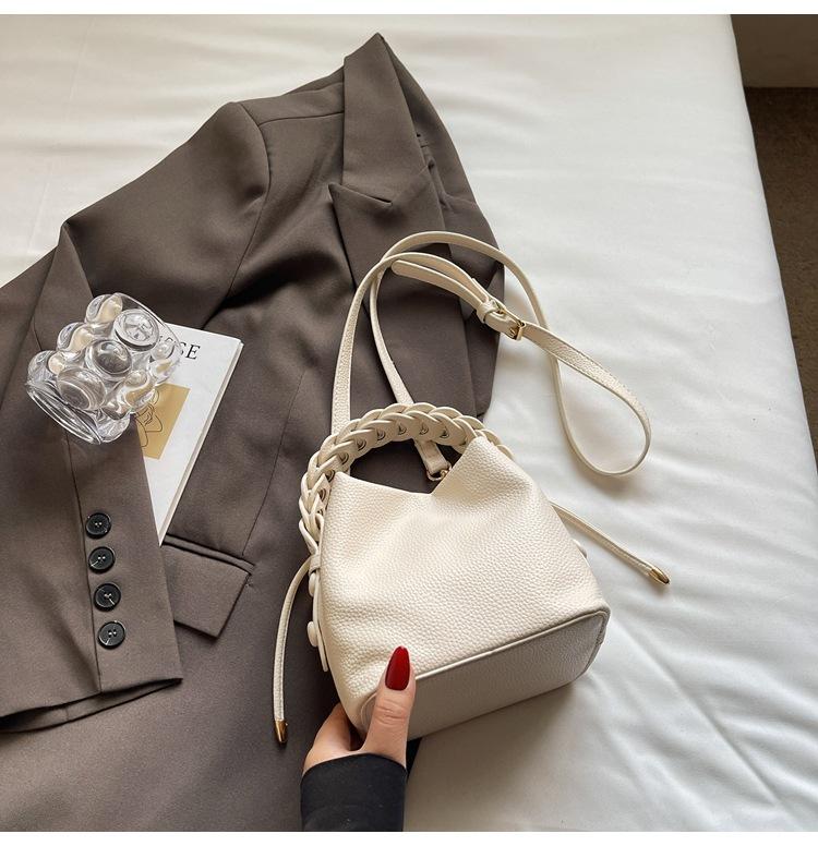 

2025 new foreign style bucket bag texture shoulder messenger bag commuter casual Korean version high value niche bag women