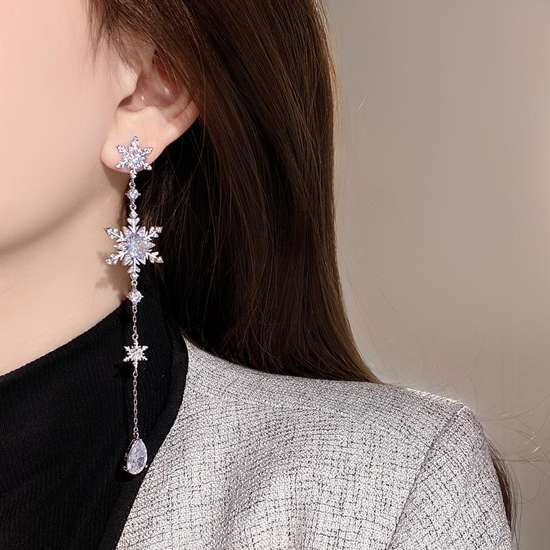 Red Zircon Pearl Snowflake Earrings - Winter Retro Light Luxury Studs