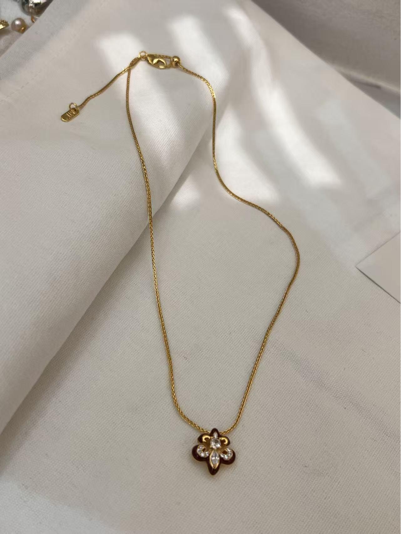 

Iris Inlaid Retro Sweater Chain: High-End, Versatile Autumn/Winter Accessory