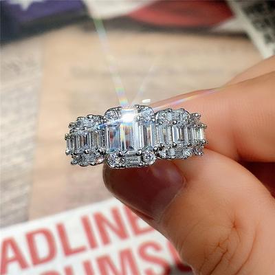 Huitan Mode Versprechungsringe für Damen Farbband mit schillerndem weißen Zirkonia Statement Fingerring Damenschmuck