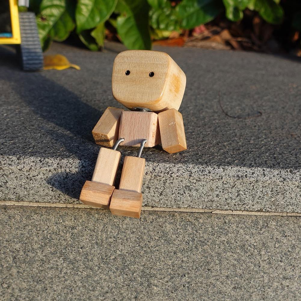 Magnetic Shaking Wooden Man For Car Decoration Cute Wood Man Ornaments Leg-swinging Robot Best Gifts 1/2Packs