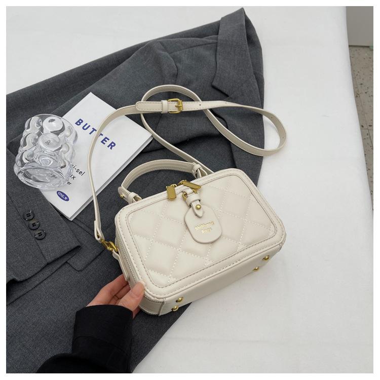 

Маленькая сумка из ромбовидной вышивальной нити женская 2025 новый летний тренд универсальная сумка-мессенджер модная легкая роскошная портативная маленькая квадратная сумка