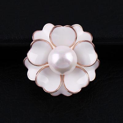 Kamelien-Perlöl-Blumenbrosche, Großer Schnitzerknopf-Brosche, Anzug-Accessoire für Damen, Schal-Knopf
