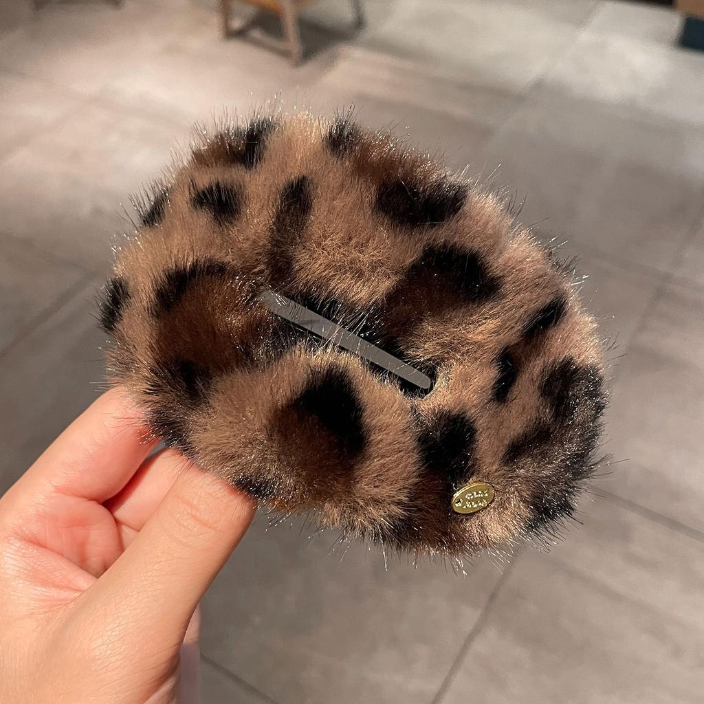 Acrylic Plush Leopard Print Hairpin, Exquisite Grab Clip, Large Hair Volume, Casual Autumn and Winter Hair Accessories for Women