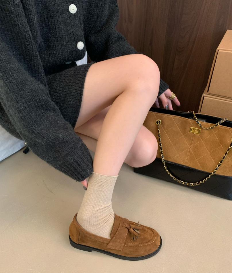 

2025 новые лоферы с бахромой в британском стиле на одной педали, пушистые, из плиссированного бархата, теплые туфли-бини, повседневная женская обувь 39 темно-коричневого