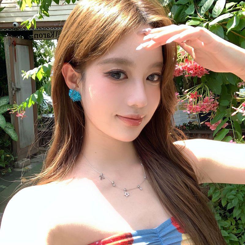 

[Персиковый чай] Привлекательные серьги-пусеты в виде цветков гортензии из белых и синих кристаллов, уникальные серьги в праздничном стиле A pair of white and blue 925 silver needles