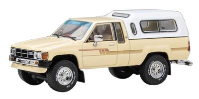 FREESTYLE GCD Skala 1/64 Toyota Hilux SR5 Xtracab 1985 Beżowy z Akcesoriami, Zamówienie Specjalne DiecastTalk, Kompletny Model DTG0020-BEI