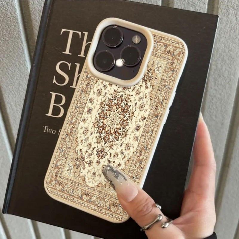 Eine Retro-Handyhülle mit Teppichmuster und Litschi-Textur, Geeignet für iPhone 17, 16, 15, Plus, Pro, Max Serien-Handys — Kann als Geschenk verwendet werden