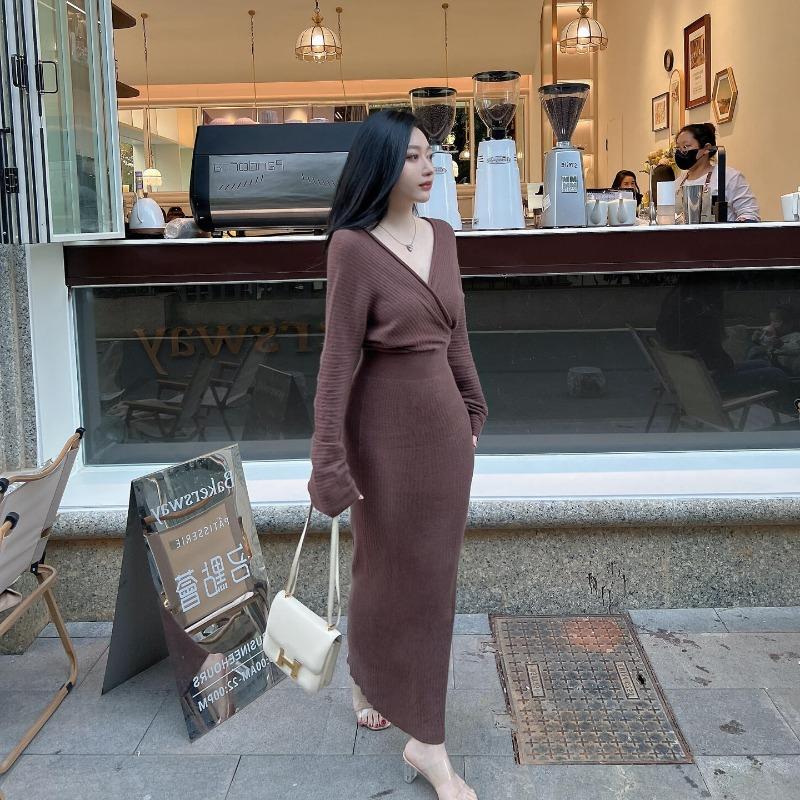 Brown Big V-neck Knitted Dress, New High-end Temperament, Slim and Thin Hip-wrapped Dress.
