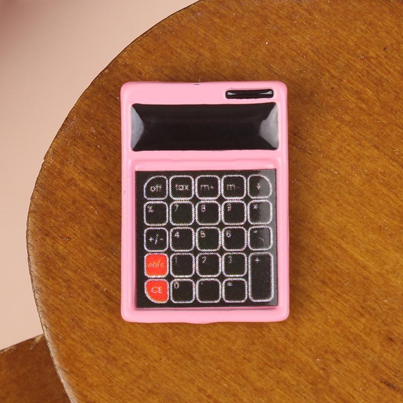 

1:12 кукольных домиков Миниатюрный металлический калькулятор Канцелярские принадлежности Модель Исследования Сцены Декор Игрушка Кукольный дом Аксессуары розовый