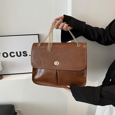 Enkel, moderiktig och retro textur kedja liten väska dam 2025 vår ny axel crossbody väska dam