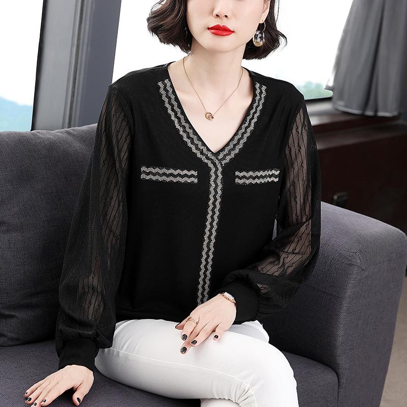 Women's Black Chiffon Spliced Knitted V-Neck Pullover: Loose-Fitting, Long-Sleeved Spring Commuter Top.