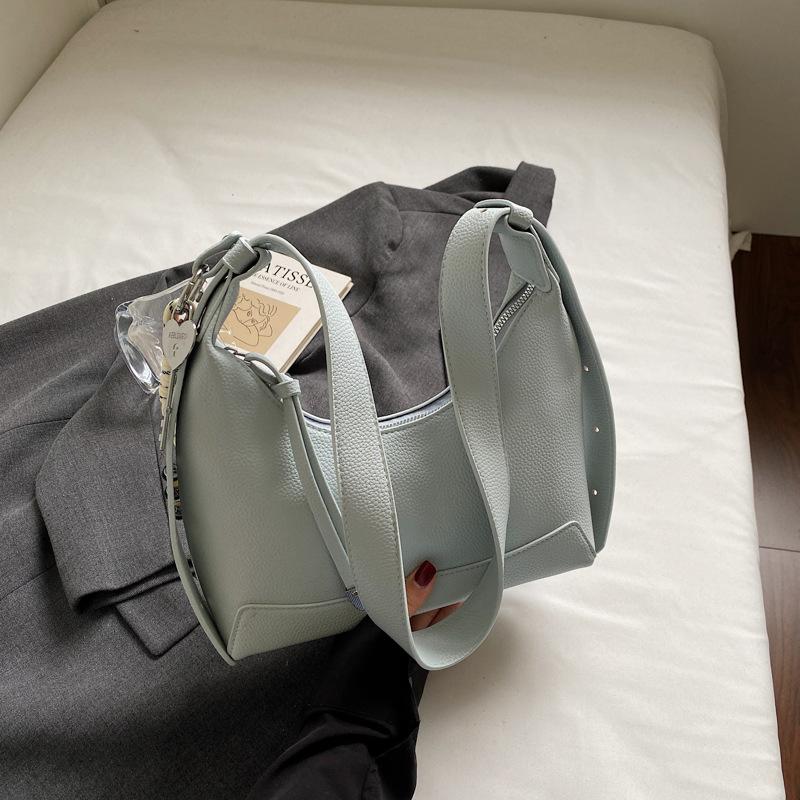 A Trendy and Simple Underarm Bag with Lychee Patterns A Casual and Stylish Crossbody Bag for Commuting To Work