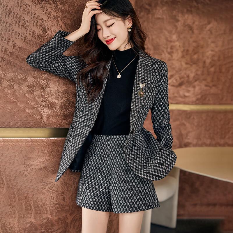 Женский клетчатый костюм-двойка: блейзер и шорты S