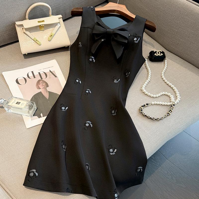 Ținută Elegantă de Toamnă Brodată: Set Rochie cu Vestă și Jachetă Modelatoare