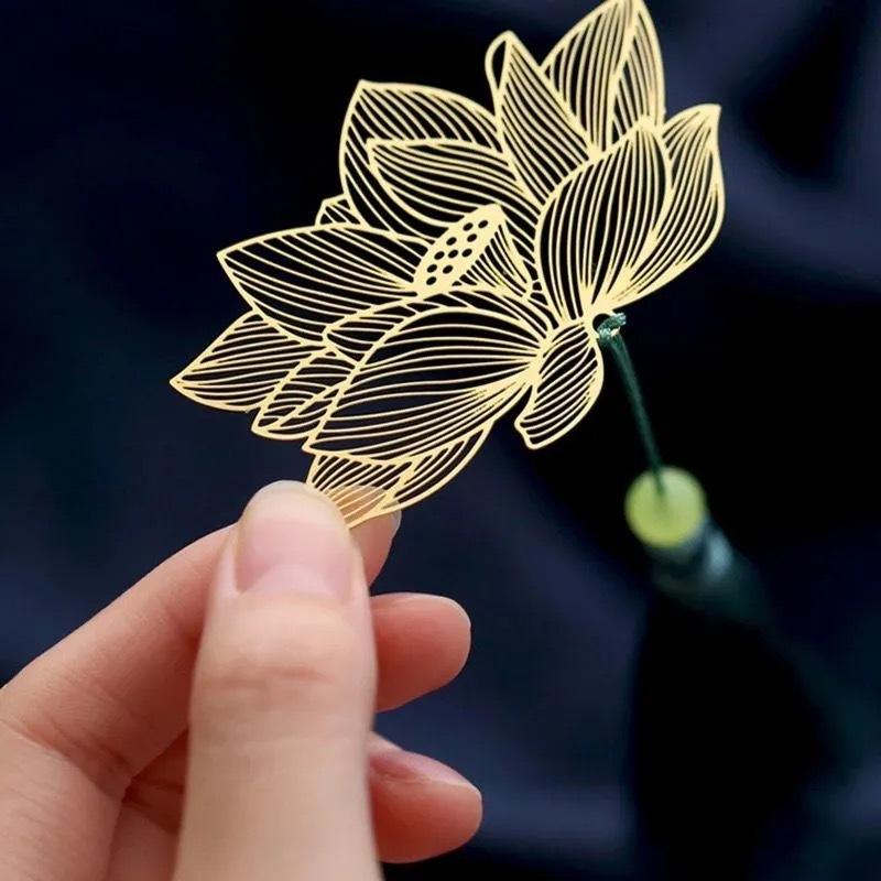 Vynikající duté kovové záložky Zlatá barva Leaf Vein Lotus Shape Book Marks with Tassel Psací potřeby Studentské potřeby pro čtení