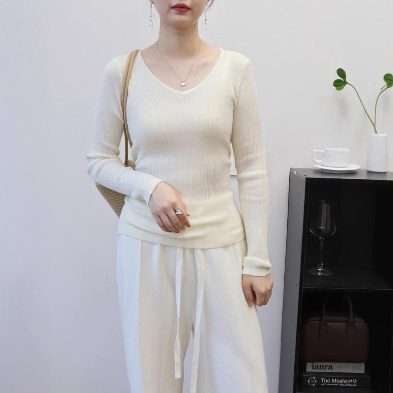 Autumn and winter new streamer design sense solid color knitted bottoming shirt slim and thin temperament sweater pullover woman