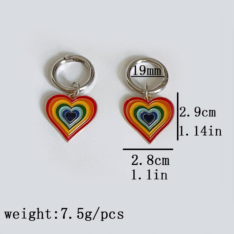 Kolorowy wisiorek w kształcie serca Botki Martina z tęczowym obcasem z efektem kapiącego oleju i klamrą