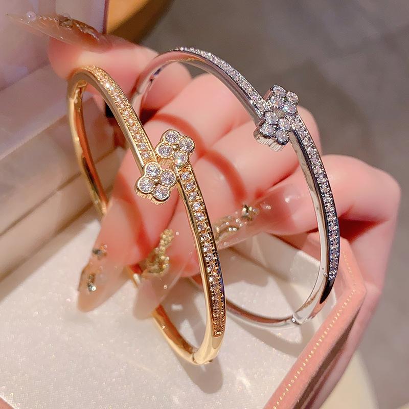 New Korean version four-leaf clover bracelet personalized versatile diamond-encrusted zircon square buckle bracelet