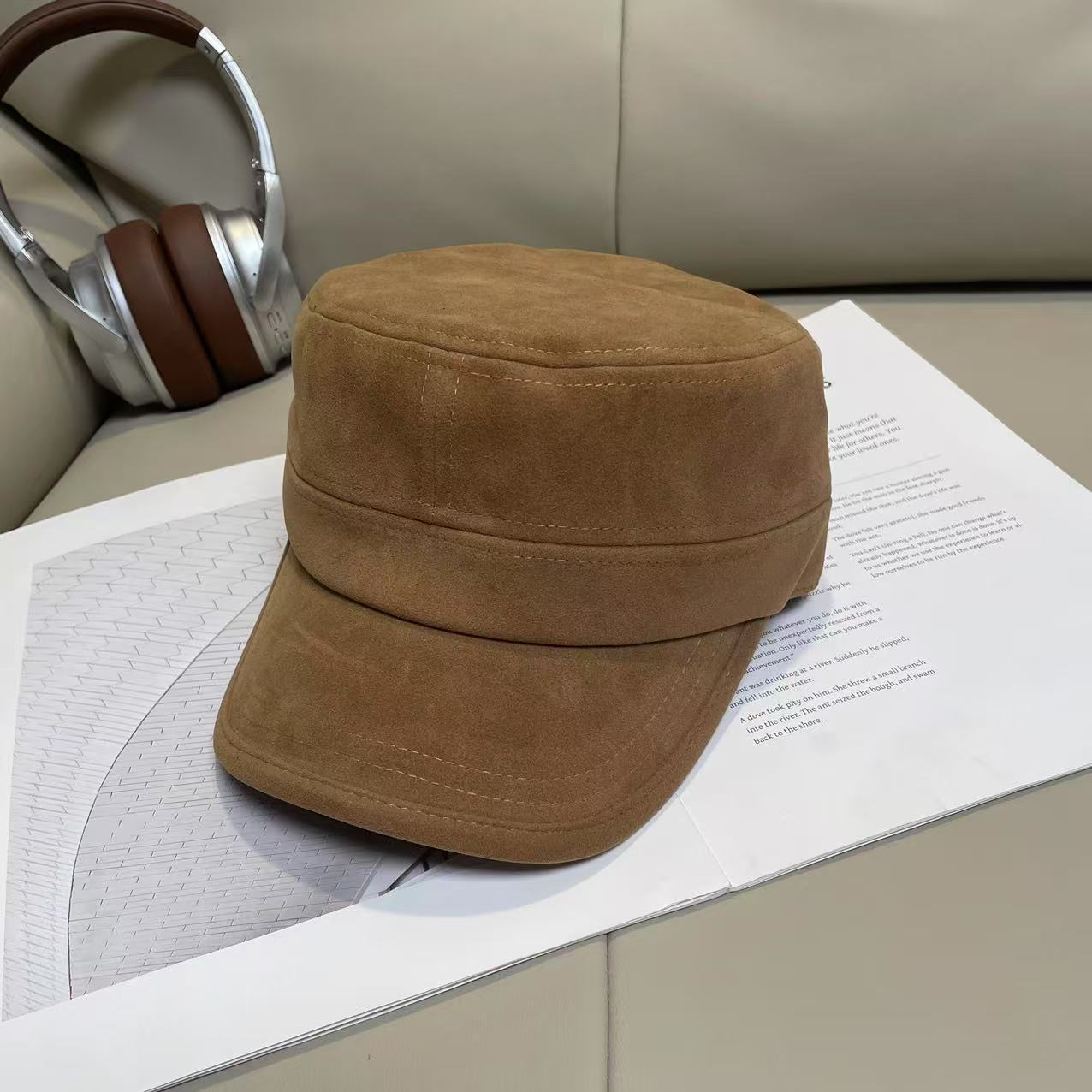 

Новая ретро замшевая шляпа с плоским верхом для женщин Модная и универсальная шляпа художника для мужчин Повседневная шляпа для верховой езды высокого качества, подчеркивающая лицо one size
