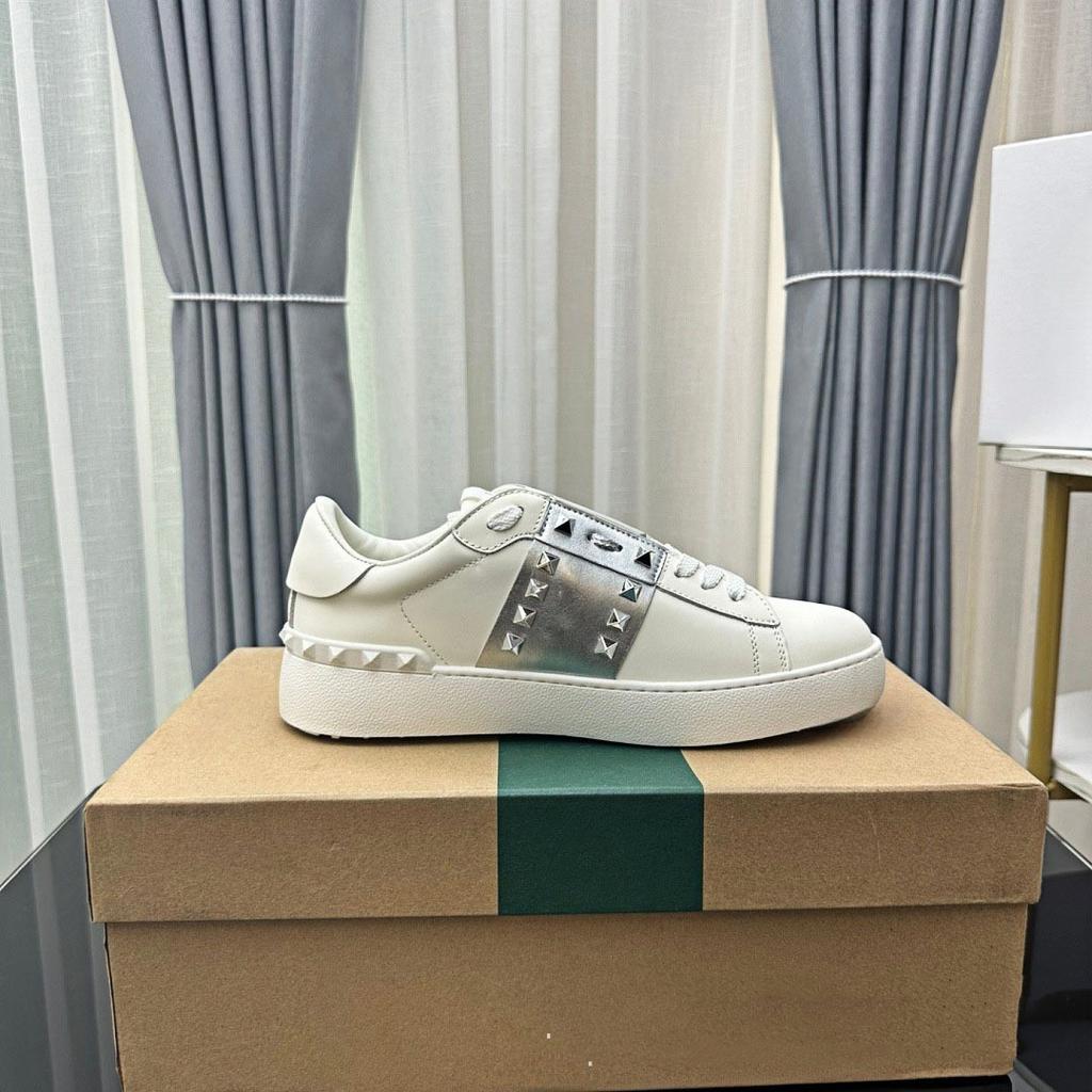 Sapatos brancos de sola grossa com rebites, sapatos casuais esportivos com cadarço versáteis para homens e mulheres, sapatos de skate casuais com combinação de cores para homens