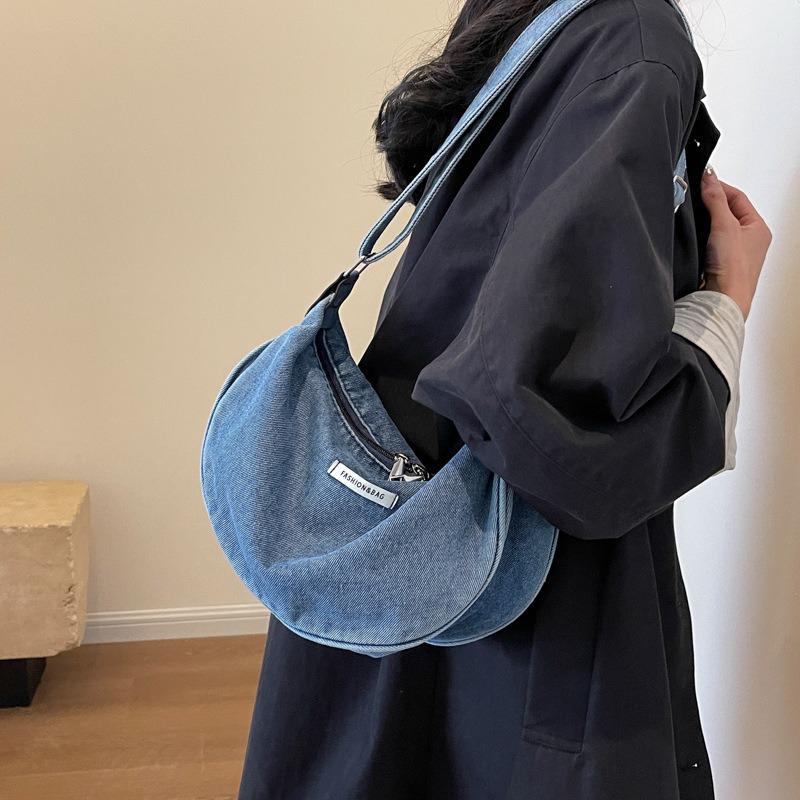 

Niche Women s Japanese Denim Dumpling Crossbody Bag: Versatile and Simple for Class or Commute. чорний