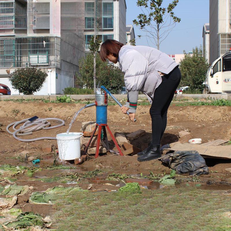 Tradycyjna ręczna pompa do studni wodnej odporna na mróz