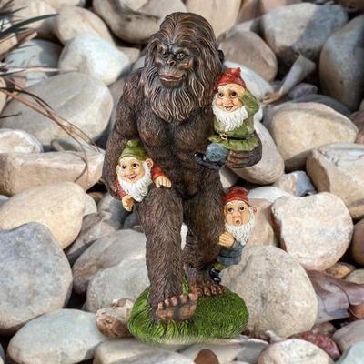 Sasquatch-Gartenstatue, Kunstharz, Sasquatch mit Zwergen, Ornament für draußen und drinnen, Sasquatch-Figur für die Dekoration auf der Terrasse oder im Innenhof