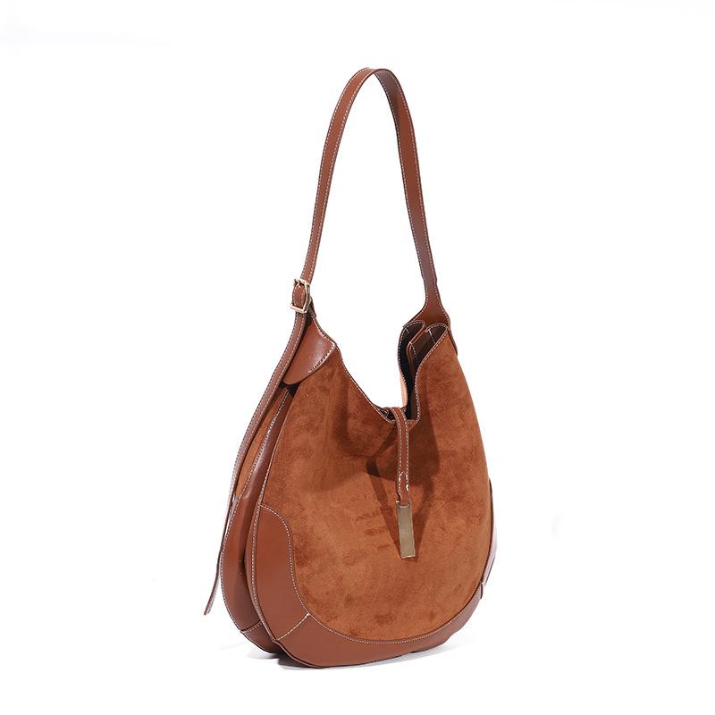 Borsa a Mezzaluna in Pelle Scamosciata Retrò: Borsa a tracolla monospalla di grande capacità