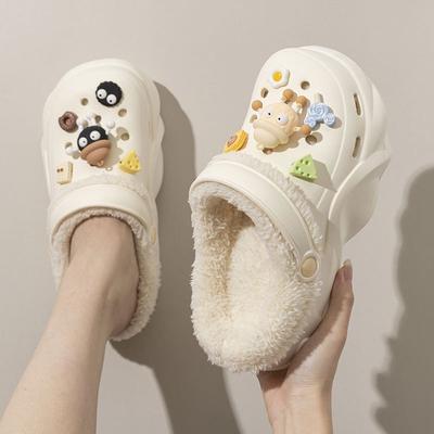 Chaussures trouées en polaire pour femmes automne et hiver 2024 nouvelles chaussures d'extérieur antidérapantes à semelle épaisse rehaussantes pantoufles en coton à tête couverte en peluche pour femmes
