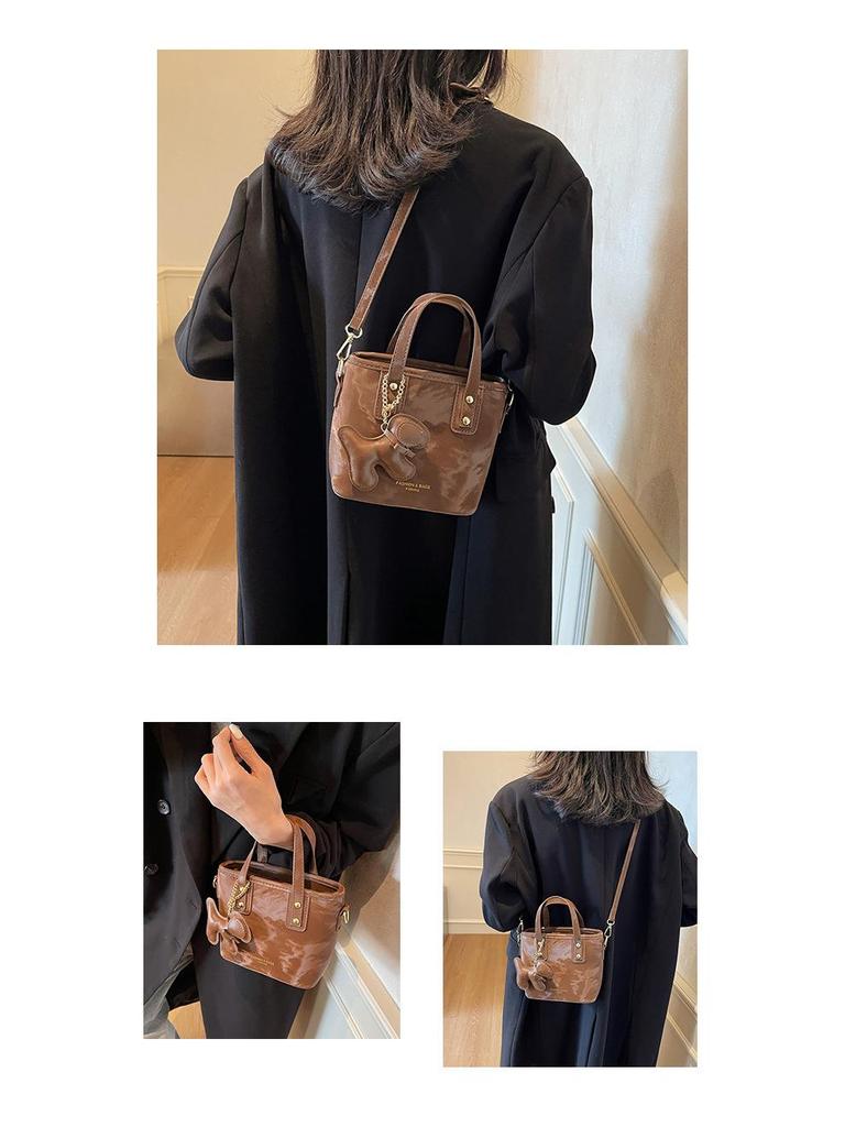 2024 Fashion Women's Crossbody Bucket Bag: Niche Design, Versatile High-End Shoulder Handbag