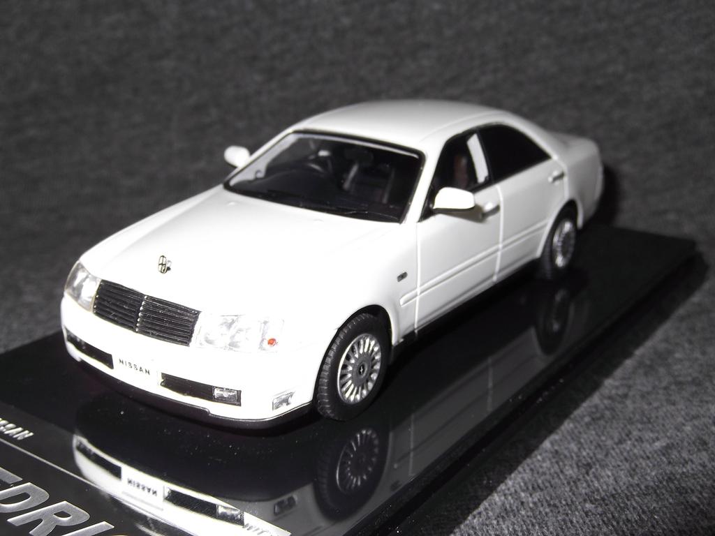 CEDRIC 300LV White Pearl Finished Product WIT'S 1/43