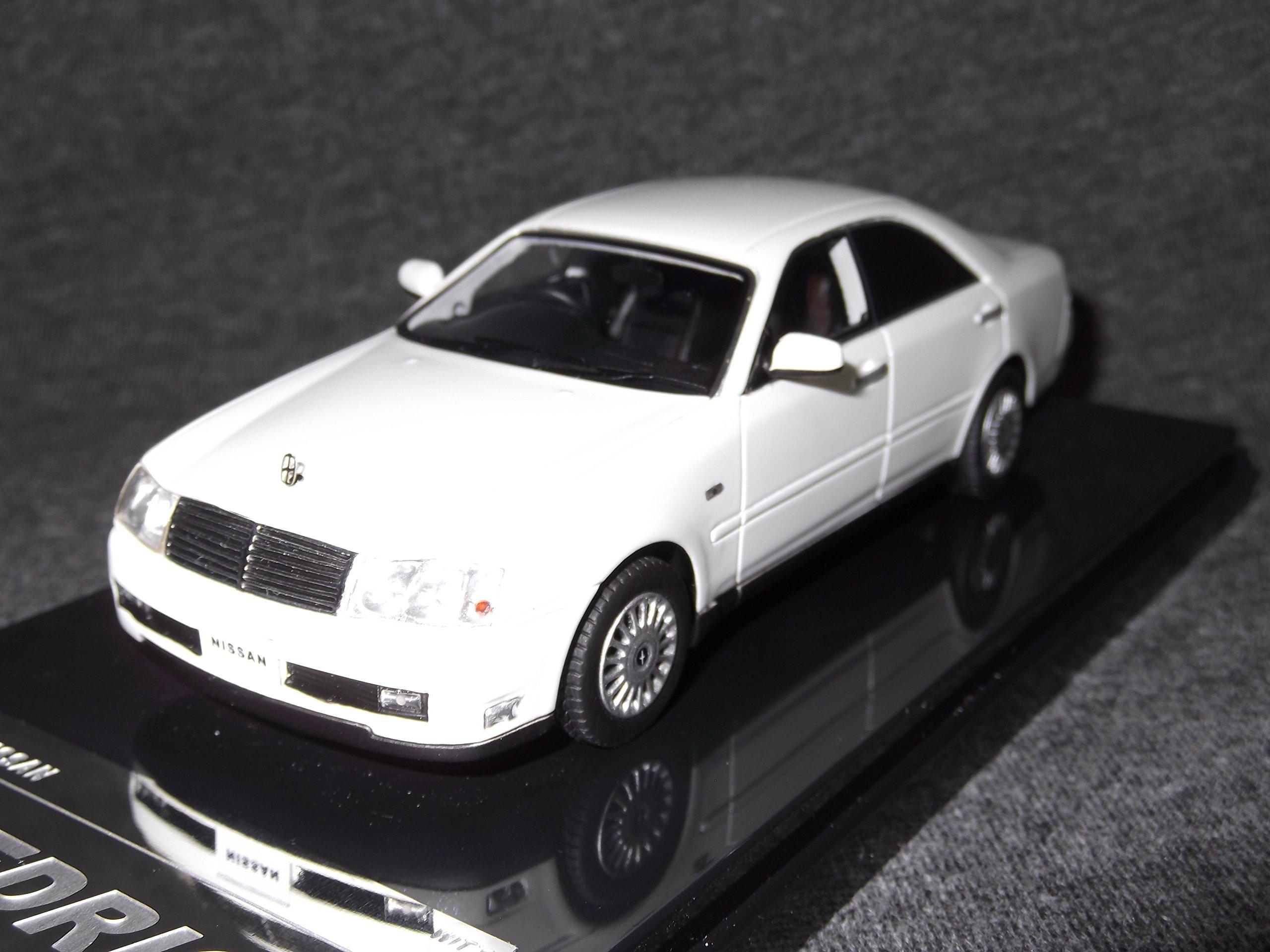 

CEDRIC 300LV White Pearl Finished Product WIT S 1/43 белый