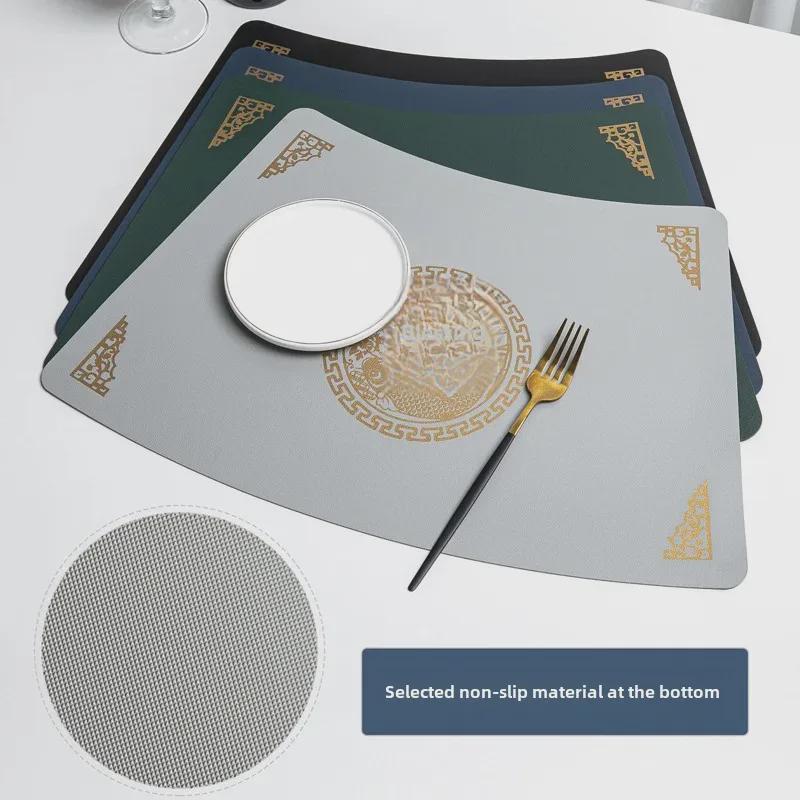 Platzsets aus Leder im nordischen Stil in Fächerform - Wasserdichte und isolierte Tischsets zum Essen.