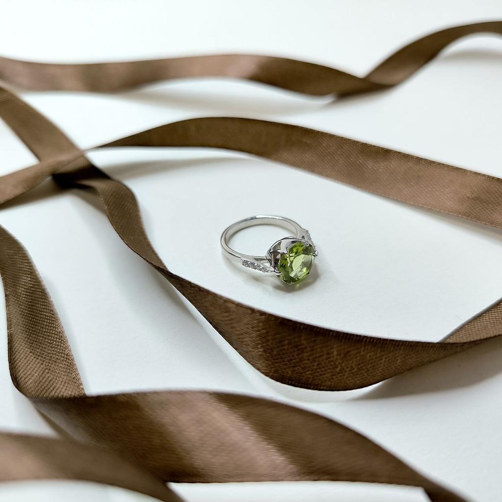 Серебряное кольцо с хризолітом, фианитами, вес изделия 3,94 гр (2174462)