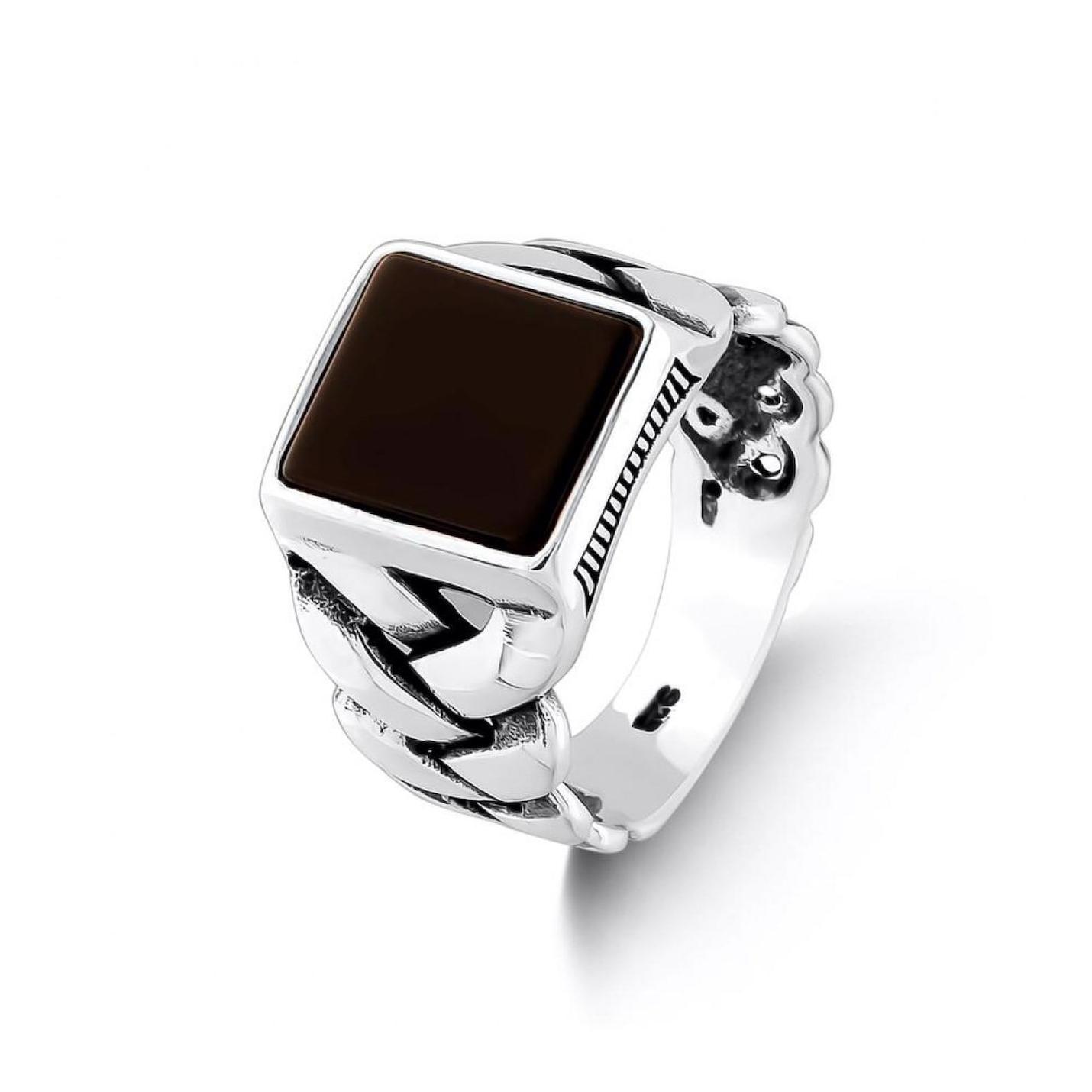 

Серебряное мужское кольцо со спиральным узором из черного оникса