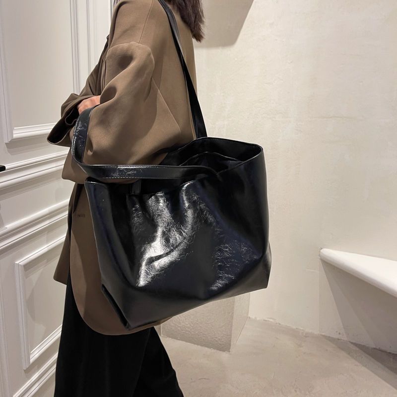 Сумка-тоут через плечо в стиле ретро универсальная большой емкости one size чёрный 1299₽