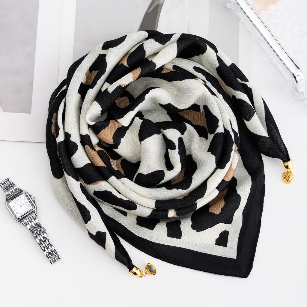 Winterwarme Schals, Schals, Klassische Karobänder, Strickjacken und Warme Decken für den Außenbereich