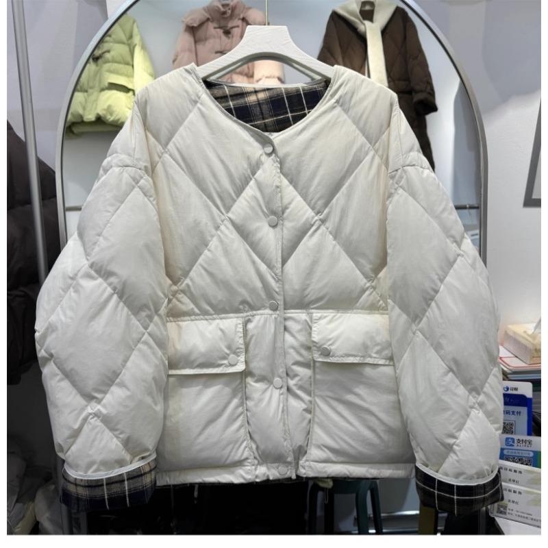 

Женский пуховик с рукавами до локтя, клетчатой вставкой, легкий и тонкий, короткий, ромбовидной стежкой, слегка свободного кроя, с наполнителем из белого утиного пуха M