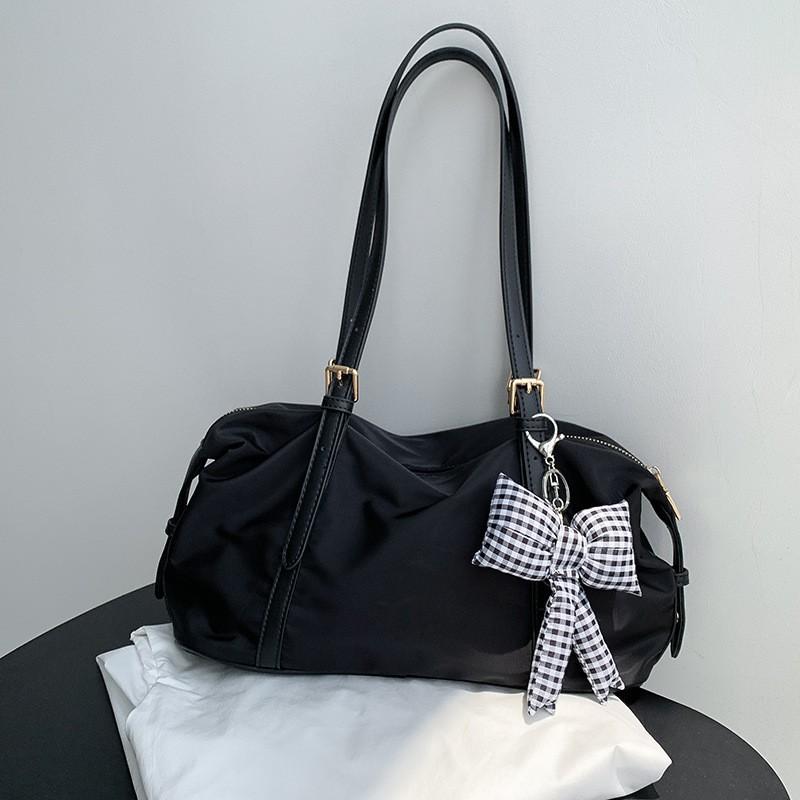 

South Korea s New Commuting Nylon Splicing One-shoulder Tote Bag Women With Large Capacity Contrasting Color All-matching Casual Sports Fitness чорний