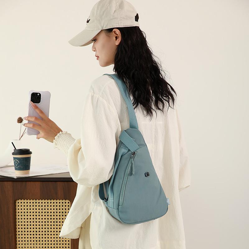 Multifunctional simple fashion breast bag women's light commuting versatile handbag niche shoulder messenger bag